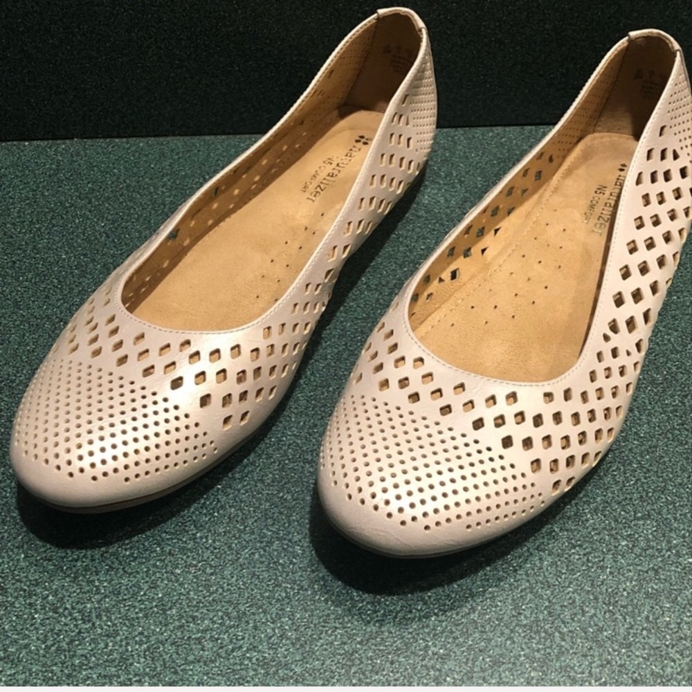 Naturalizer vegan ballet style flats neutral color flats size 8